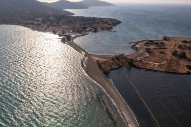 Eski taş değirmenlerinin panoramik görüntüsü, köprü, yol ve deniz insansız hava aracından çekiliyor.