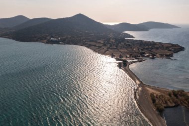 Eski taş değirmenlerinin panoramik görüntüsü, köprü, yol ve deniz insansız hava aracından çekiliyor.