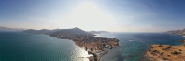 Eski taş değirmenlerinin panoramik görüntüsü, köprü, yol ve deniz insansız hava aracından çekiliyor.