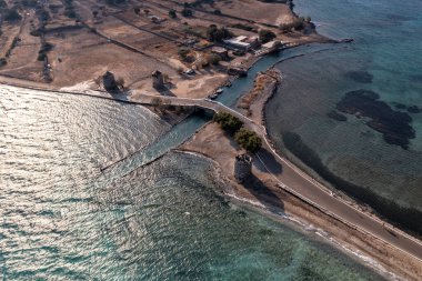 Eski taş değirmenlerinin panoramik görüntüsü, köprü, yol ve deniz insansız hava aracından çekiliyor.
