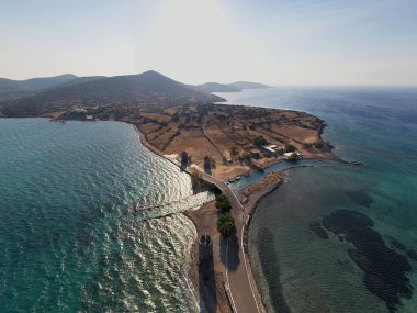 Eski taş değirmenlerinin panoramik görüntüsü, köprü, yol ve deniz insansız hava aracından çekiliyor.