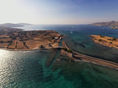 Eski taş değirmenlerinin panoramik görüntüsü, köprü, yol ve deniz insansız hava aracından çekiliyor.