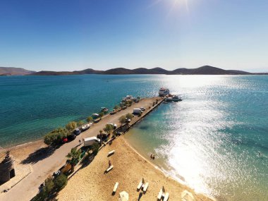 Eski taş değirmenlerinin panoramik görüntüsü, köprü, yol ve deniz insansız hava aracından çekiliyor.