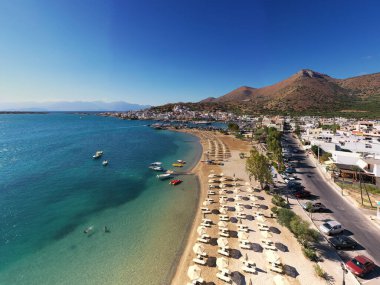 Eski taş değirmenlerinin panoramik görüntüsü, köprü, yol ve deniz insansız hava aracından çekiliyor.