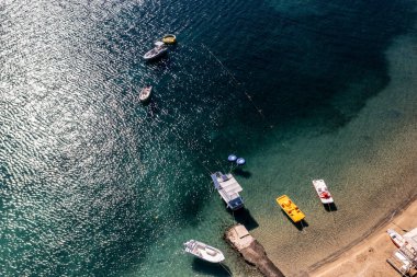 Eski taş değirmenlerinin panoramik görüntüsü, köprü, yol ve deniz insansız hava aracından çekiliyor.