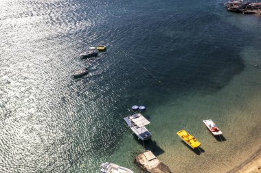 Eski taş değirmenlerinin panoramik görüntüsü, köprü, yol ve deniz insansız hava aracından çekiliyor.