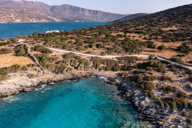 Eski taş değirmenlerinin panoramik görüntüsü, köprü, yol ve deniz insansız hava aracından çekiliyor.