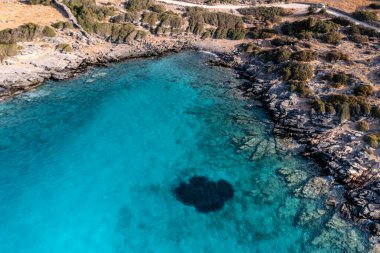 Eski taş değirmenlerinin panoramik görüntüsü, köprü, yol ve deniz insansız hava aracından çekiliyor.