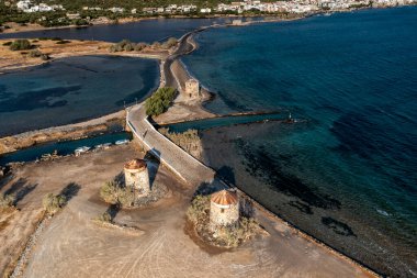 Eski taş değirmenlerinin panoramik görüntüsü, köprü, yol ve deniz insansız hava aracından çekiliyor.