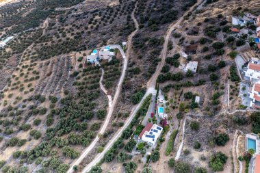 Yunan manzarasının panoramik görüntüsü. Dağlar ve Girit adası denizi insansız hava aracından çekiliyor.