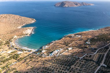 Yunan manzarasının panoramik görüntüsü. Dağlar ve Girit adası denizi insansız hava aracından çekiliyor.