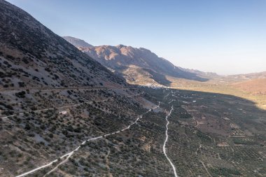 Yunan manzarasının panoramik görüntüsü. Dağlar ve Girit adası denizi insansız hava aracından çekiliyor.
