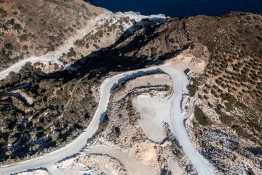 Beyaz dağların panoramik görüntüsü. Madencilik ve ekipman insansız hava aracından çekiliyor.