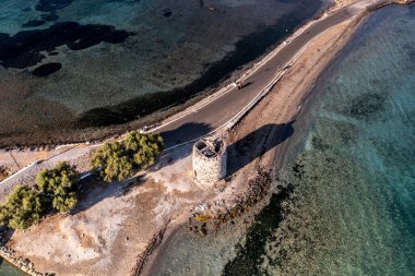 Yunan manzarasının panoramik görüntüsü. Dağlar ve Girit adası denizi insansız hava aracından çekiliyor.