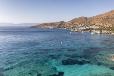 Yunan manzarasının panoramik görüntüsü. Dağlar ve Girit adası denizi insansız hava aracından çekiliyor.