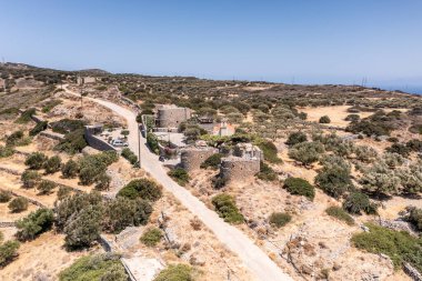 Yunan manzarasının panoramik görüntüsü. Dağlar ve Girit adası denizi insansız hava aracından çekiliyor.