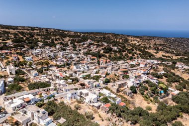 Yunan manzarasının panoramik görüntüsü. Dağlar ve Girit adası denizi insansız hava aracından çekiliyor.