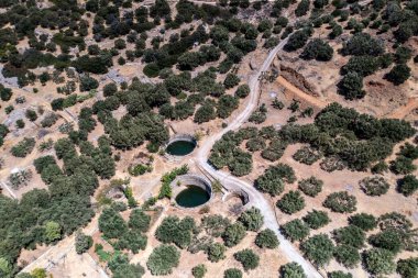 Yunan manzarasının panoramik görüntüsü. Dağlar ve Girit adası denizi insansız hava aracından çekiliyor.