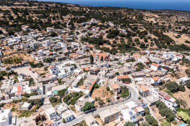 Beyaz taş kilisenin panoramik görüntüsü, dağların arka planına ve Girit 'in zeytinliklerine karşı bir dron tarafından filme alındı. 
