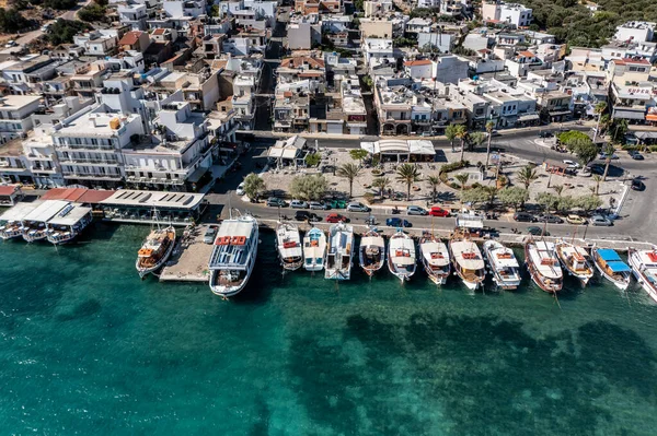 Panoramablick Auf Meer Berge Und Schiffe Auf Türkisfarbenem Wasser Gefilmt — Stockfoto