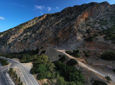 Beyaz taş kilisenin panoramik görüntüsü, dağların arka planına ve Girit 'in zeytinliklerine karşı bir dron tarafından filme alındı. 
