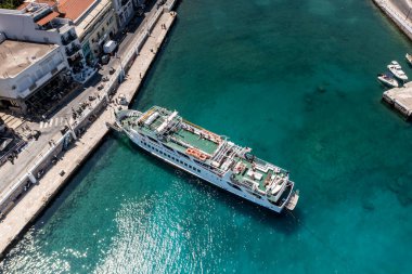 Girit şehrinin panoramik görüntüsü deniz kenarındaki setin üzerindeki beyaz evler insansız hava aracından çekiliyor.