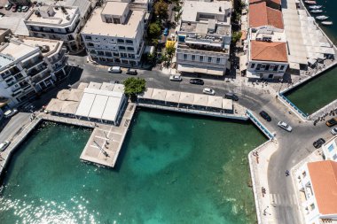 Girit şehrinin panoramik görüntüsü deniz kenarındaki setin üzerindeki beyaz evler insansız hava aracından çekiliyor.