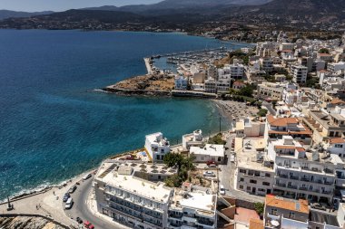 Girit şehrinin panoramik görüntüsü deniz kenarındaki setin üzerindeki beyaz evler insansız hava aracından çekiliyor. 
