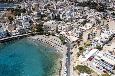 Girit şehrinin panoramik görüntüsü deniz kenarındaki setin üzerindeki beyaz evler insansız hava aracından çekiliyor. 
