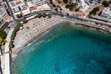 Girit şehrinin panoramik görüntüsü deniz kenarındaki setin üzerindeki beyaz evler insansız hava aracından çekiliyor. 