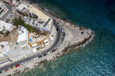 Girit şehrinin panoramik görüntüsü deniz kenarındaki setin üzerindeki beyaz evler insansız hava aracından çekiliyor. 