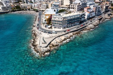 Girit şehrinin panoramik görüntüsü deniz kenarındaki setin üzerindeki beyaz evler insansız hava aracından çekiliyor. 
