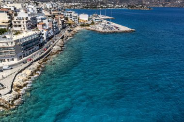 Girit şehrinin panoramik görüntüsü deniz kenarındaki setin üzerindeki beyaz evler insansız hava aracından çekiliyor. 