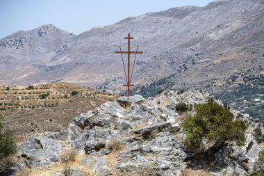 Girit 'te dağlarla ve denizlerle dolu yaz manzarası