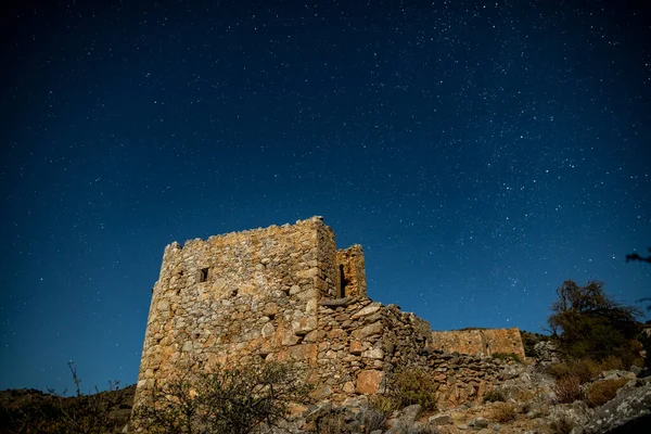 Céu Estrelado Sobre Montanhas Mar Edifícios Antigos Ilha Creta — Fotografia de Stock