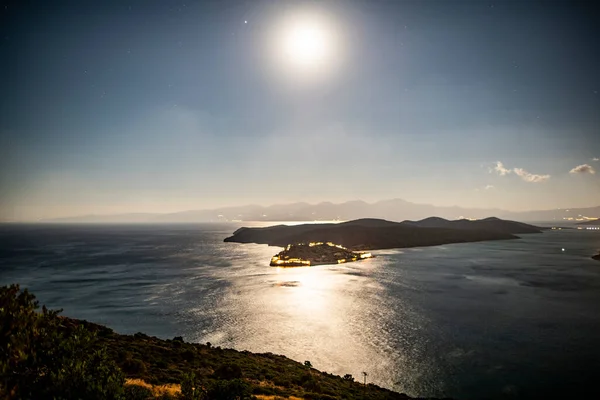 Sternenhimmel Über Bergen Meer Und Alten Gebäuden Auf Der Insel — Stockfoto