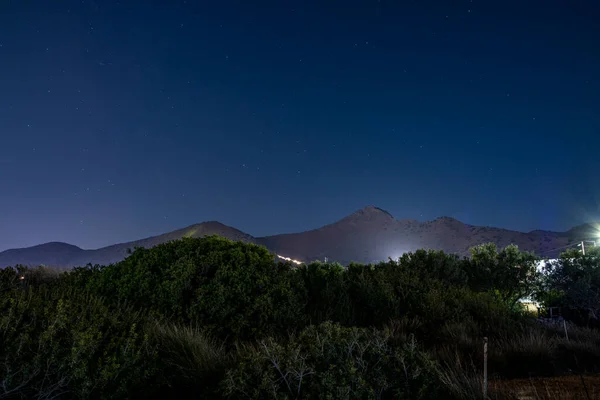 Cielo Estrellado Sobre Montañas Mar Edificios Antiguos Isla Creta — Foto de Stock