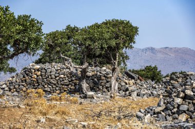 Girit 'te dağlarla ve denizlerle dolu yaz manzarası