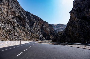 Girit adasındaki dağlarda bir vadiden geçen yol. 