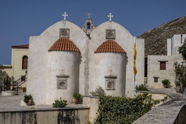 Girit adasındaki dağlarda eski bir manastırın manzarası 