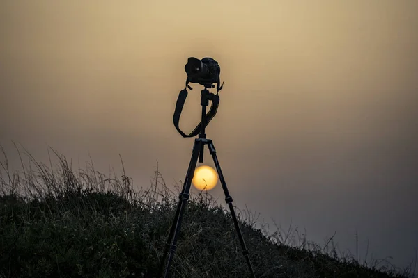 Camera Een Statief Bij Zonsondergang Met Verschillende Posities Van Ondergaande — Stockfoto