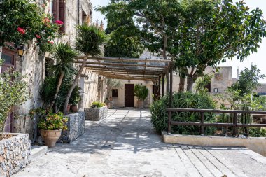 Tipik Yunan bahçesinde antikalar ve Girit 'te eski bir ağaç