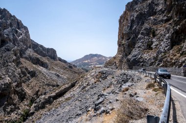 Girit 'te dağlarla ve denizlerle dolu yaz manzarası