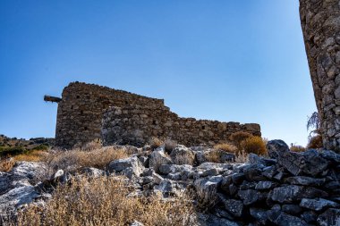 Antik taş değirmenleri ve harabeleri Girit 'teki dağların yamaçlarında güneşli bir günde