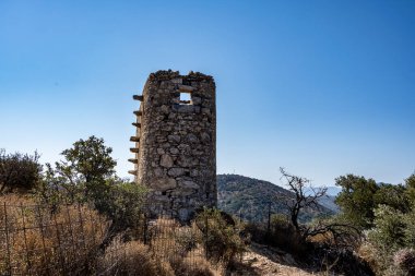 Antik taş değirmenleri ve harabeleri Girit 'teki dağların yamaçlarında güneşli bir günde