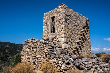 Antik taş değirmenleri ve harabeleri Girit 'teki dağların yamaçlarında güneşli bir günde