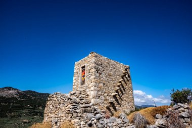Antik taş değirmenleri ve harabeleri Girit 'teki dağların yamaçlarında güneşli bir günde