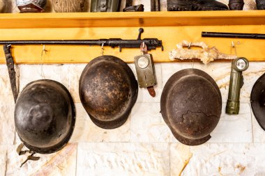 Antika ev eşyaları ve silahlar Girit 'teki dağ yerleşimlerine özgü.