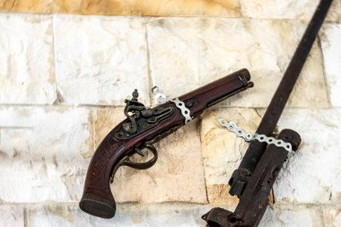 Antika ev eşyaları ve silahlar Girit 'teki dağ yerleşimlerine özgü.