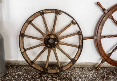 Antika ev eşyaları ve silahlar Girit 'teki dağ yerleşimlerine özgü.